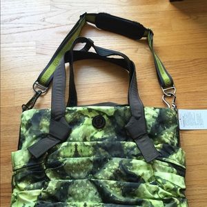 Lululemon Triumphant Tote Deep Creekside Camo